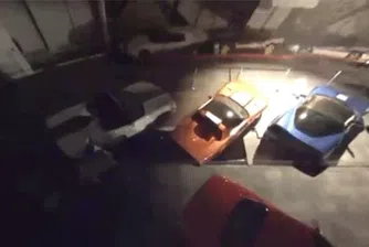 Дупка в земята погълна 8 автомобила (видео)