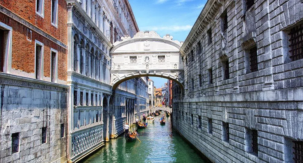 Най-известният мост на Венеция свързва дворец с тъмница