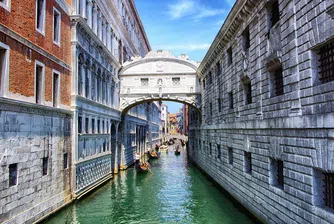 Най-известният мост на Венеция свързва дворец с тъмница