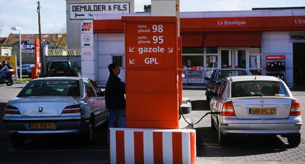 Цената на бензина в Гърция гони 2 евро за литър