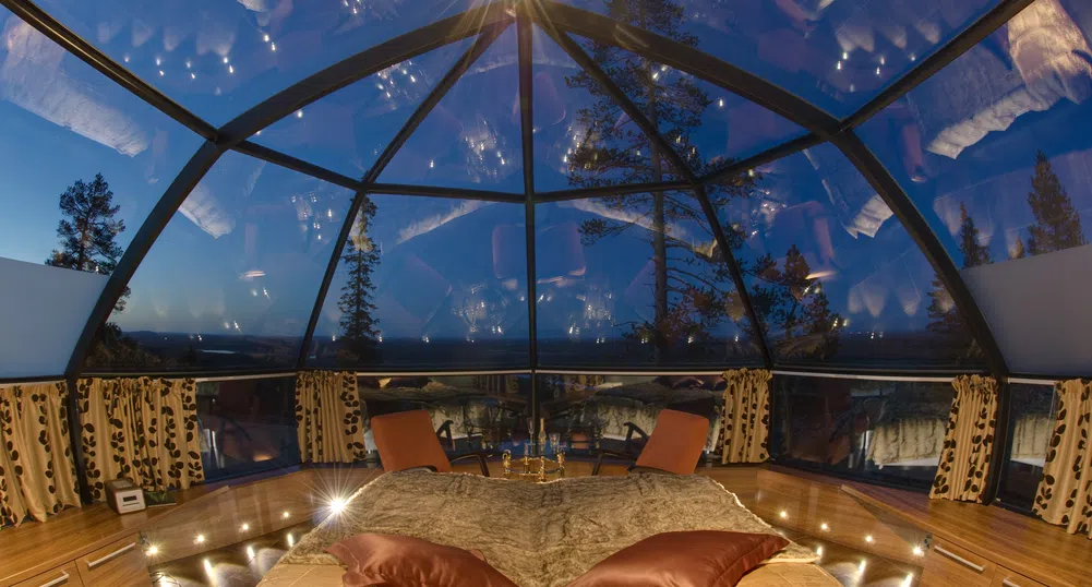 Най-невероятният хотел – селце от стъклени иглута във Финландия