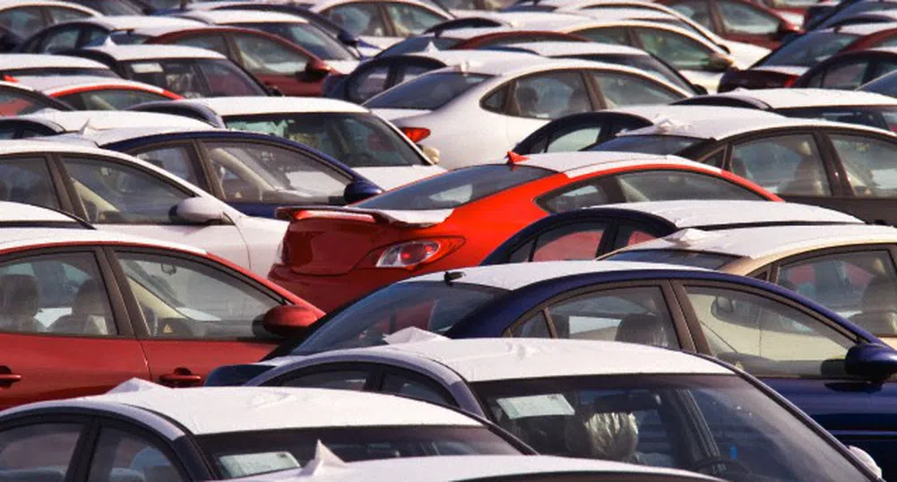 Продажбите на нови автомобили в Европа паднаха до 20-годишно дъно