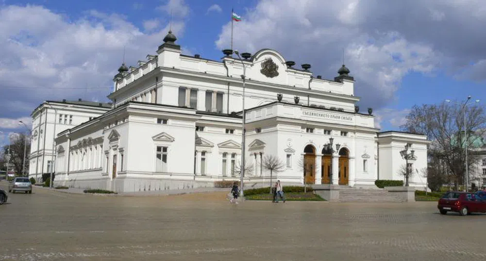 Борисов дойде в парламента, даде автографи и си тръгна