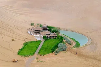 Езеро полумесец в пустинята