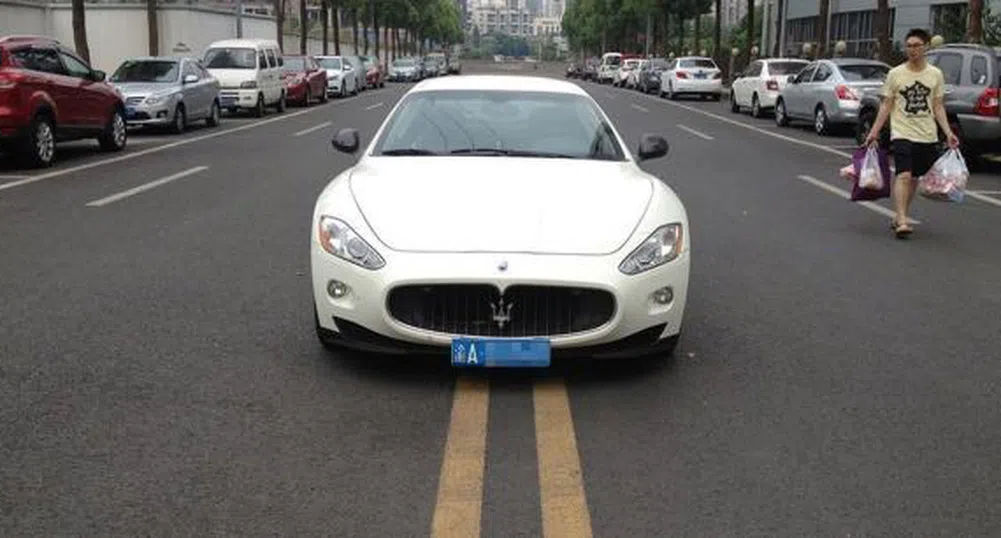 Млада китайка паркира Maserati насред улицата