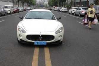Млада китайка паркира Maserati насред улицата