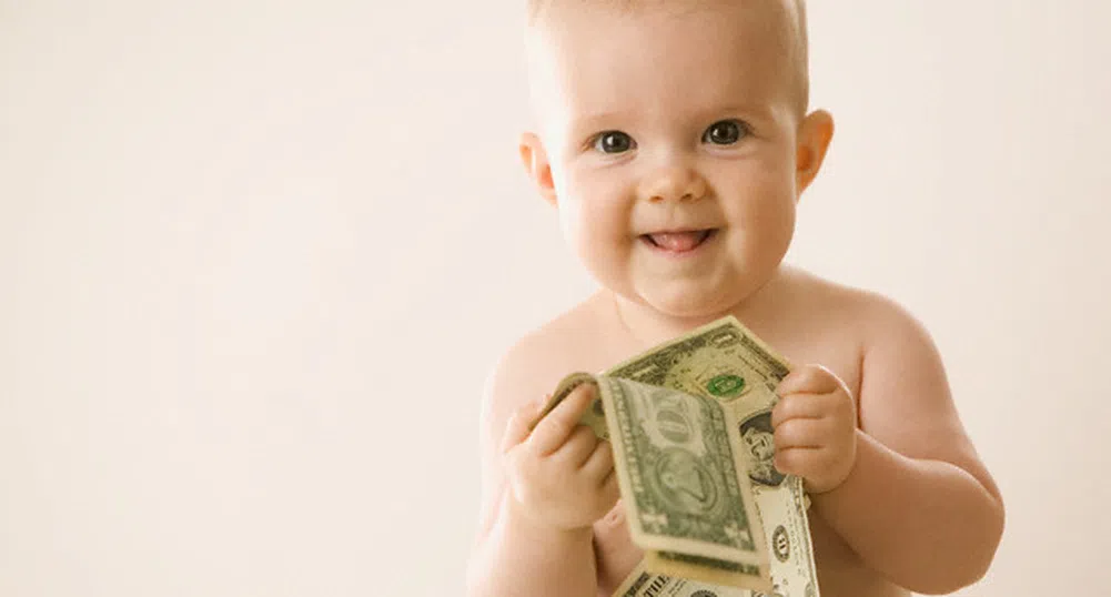 16-месечно бебе обича парите и нищо друго (видео)
