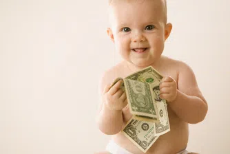 16-месечно бебе обича парите и нищо друго (видео)