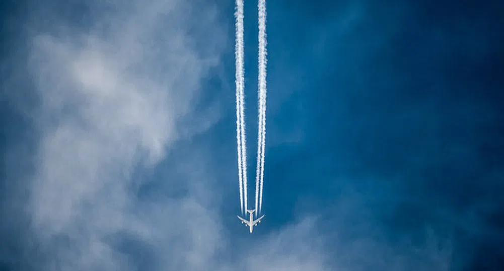 Защо самолетите оставят бяла следа в небето?