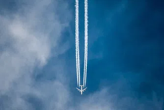 Защо самолетите оставят бяла следа в небето?