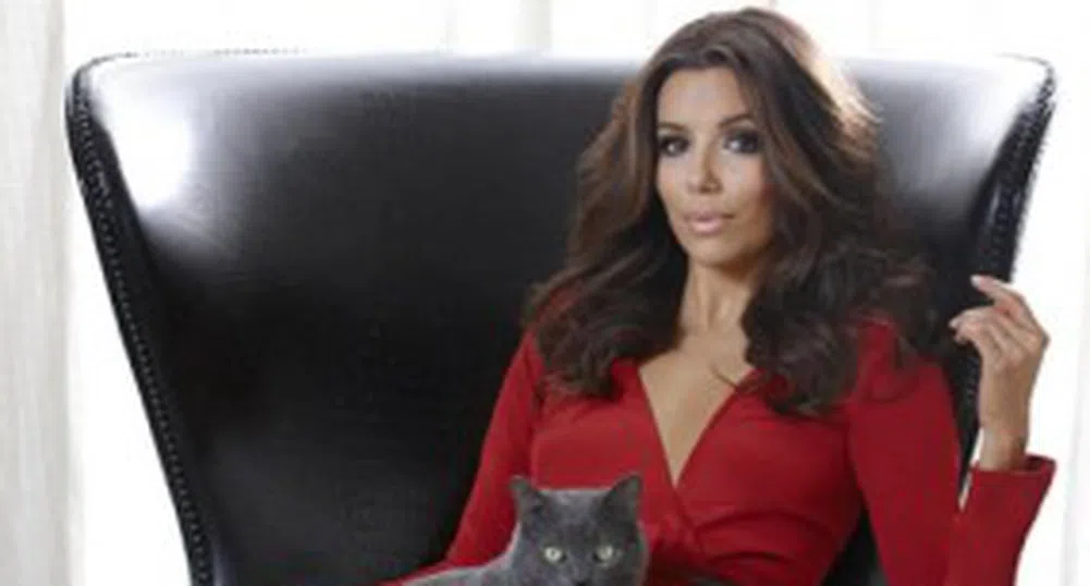 Актриса рекламира котешка храна (видео)