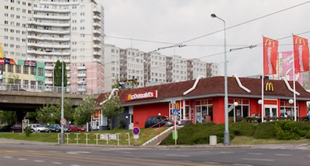 Електромобилите в Чехия вече могат да зареждат в McDonald's