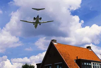 Мъж забелязал от самолет как ограбват къщата му