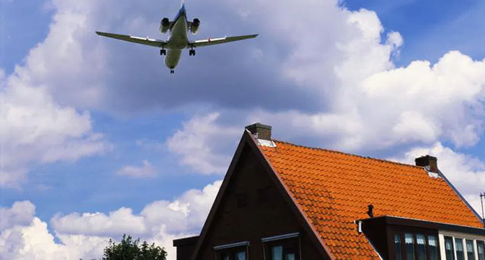 Мъж забелязал от самолет как ограбват къщата му