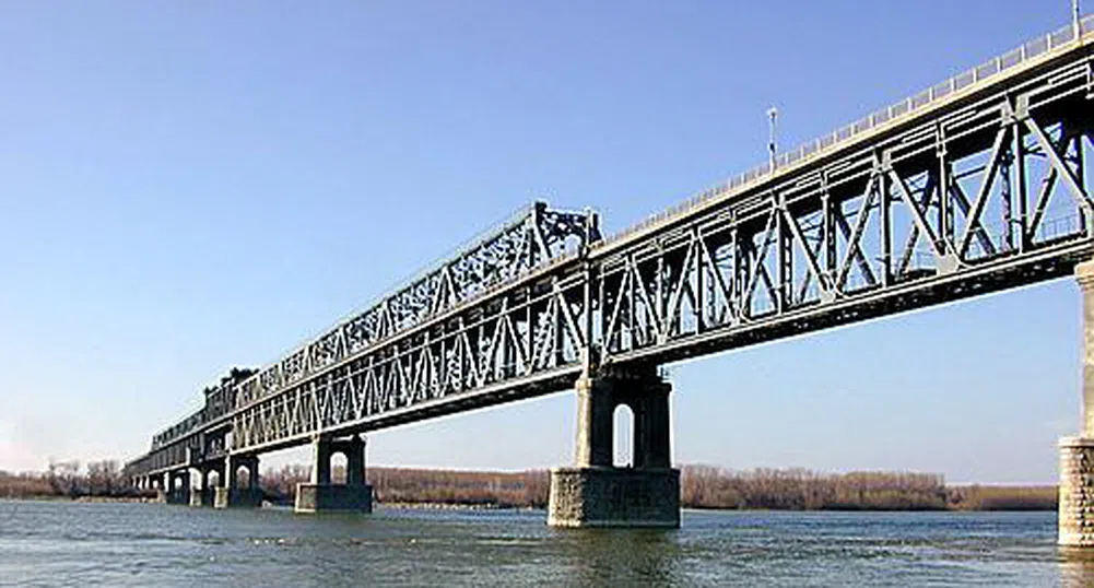 Румънци отпускари задръстиха Дунав мост