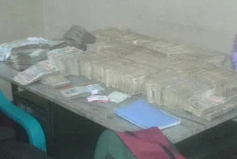 Корумпиран индиец скрил 3.2 млн. долара кеш и бижута в дома си