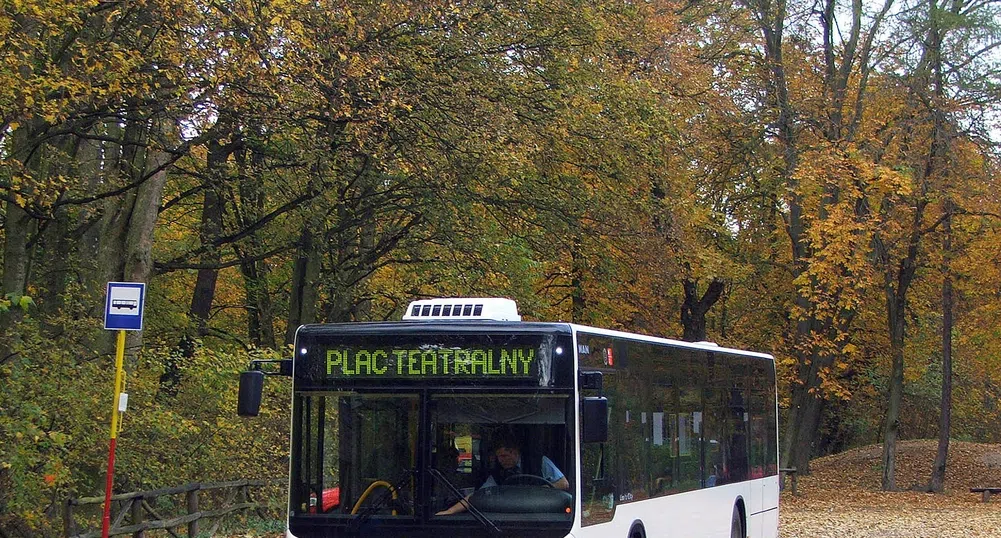 До средата на годината София спира и последния автобус Икарус