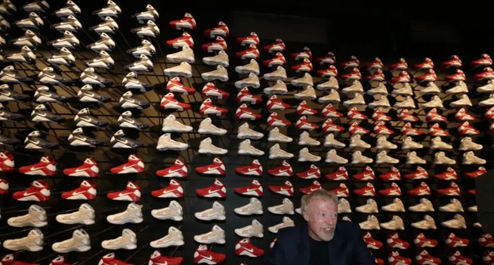 Колко чифта кецове има съоснователят на Nike?