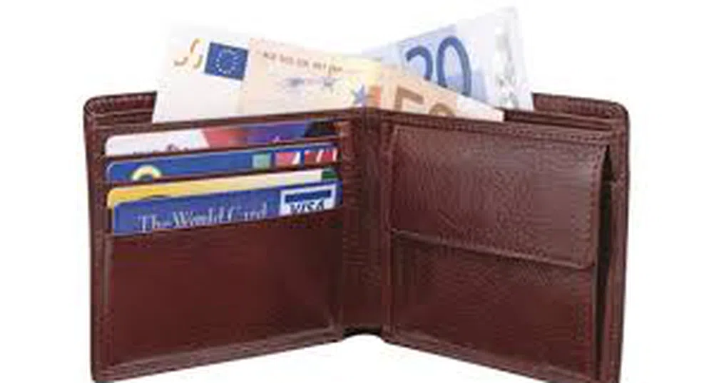 Тийнейджъри върнаха портфейл с 5000 евро в Слънчев бряг