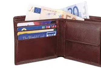 Тийнейджъри върнаха портфейл с 5000 евро в Слънчев бряг