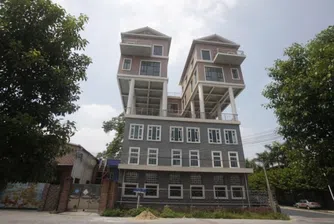 Само в Китай – къща върху фабрика