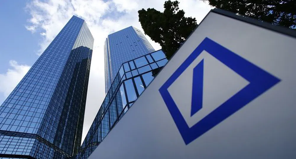 Печалбата на Deutsche Bank пада с 58%