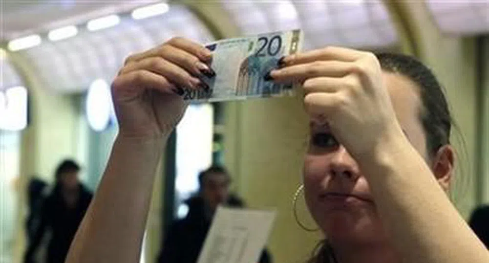 Гърците продължават да теглят парите си от банките