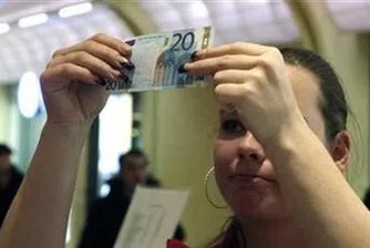 Гърците продължават да теглят парите си от банките