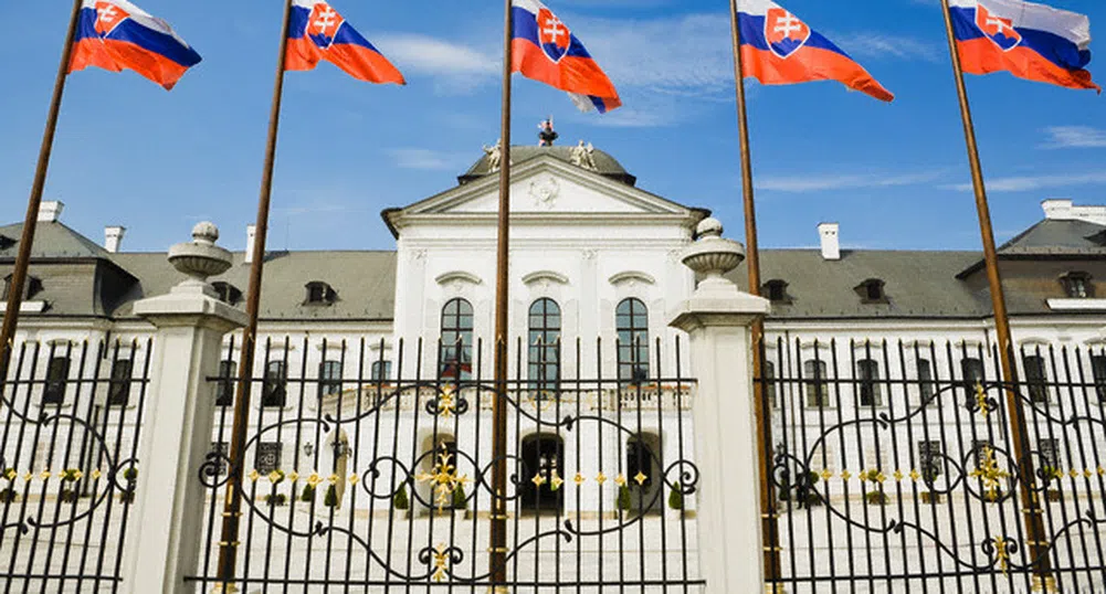 Депутати се сбиха заради картонена фигура на словашкия премиер