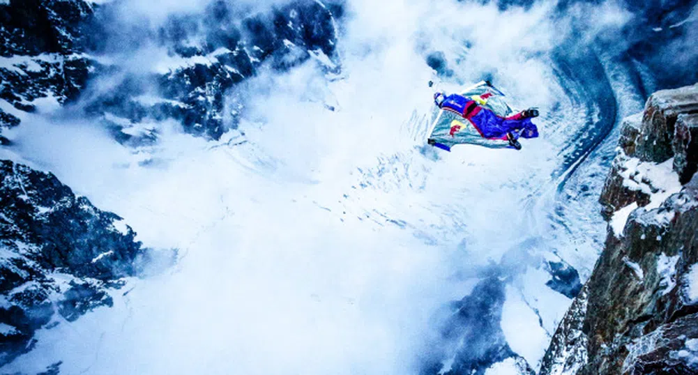 Руснак скочи с парашут от Еверест (снимки)