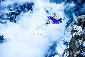 Руснак скочи с парашут от Еверест (снимки)