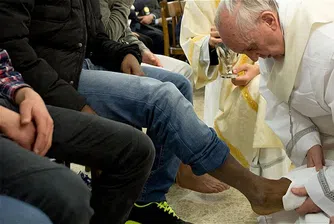 Папата изми краката на затворници
