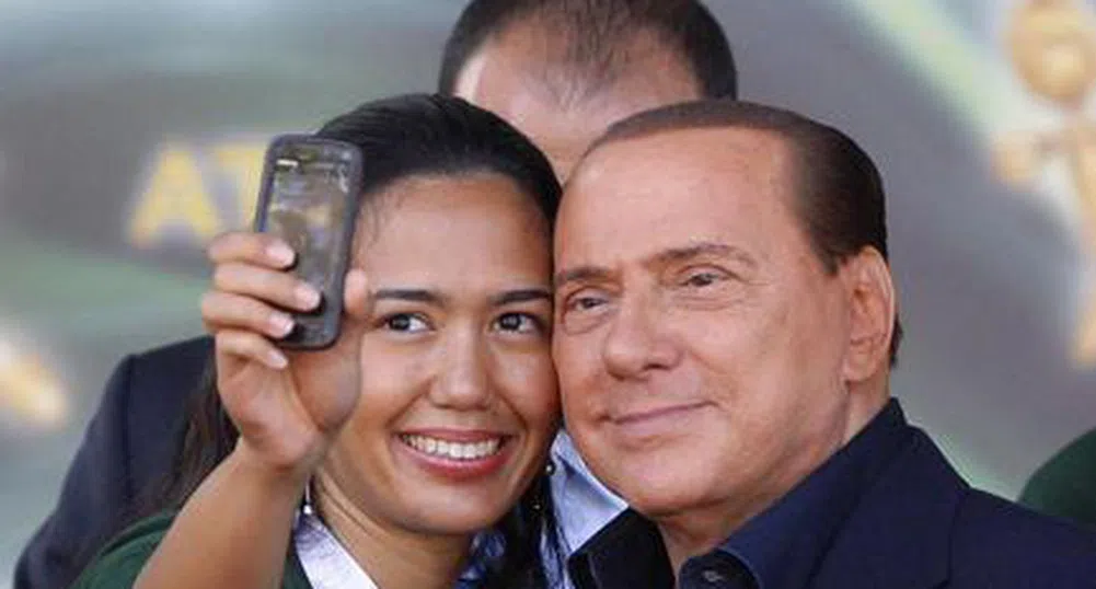 Гърли на Берлускони направиха хит за секс-ритуал