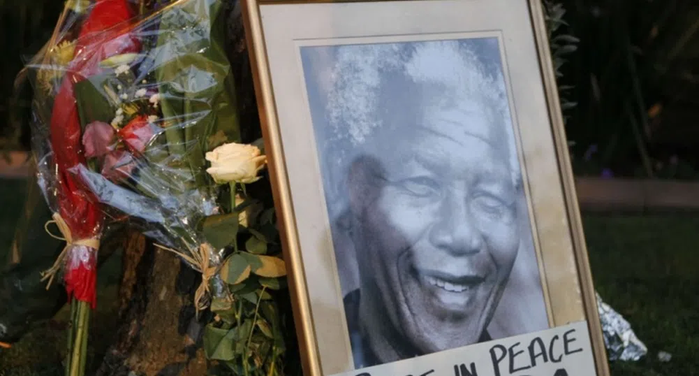 Светът тъгува за Мандела (снимки)