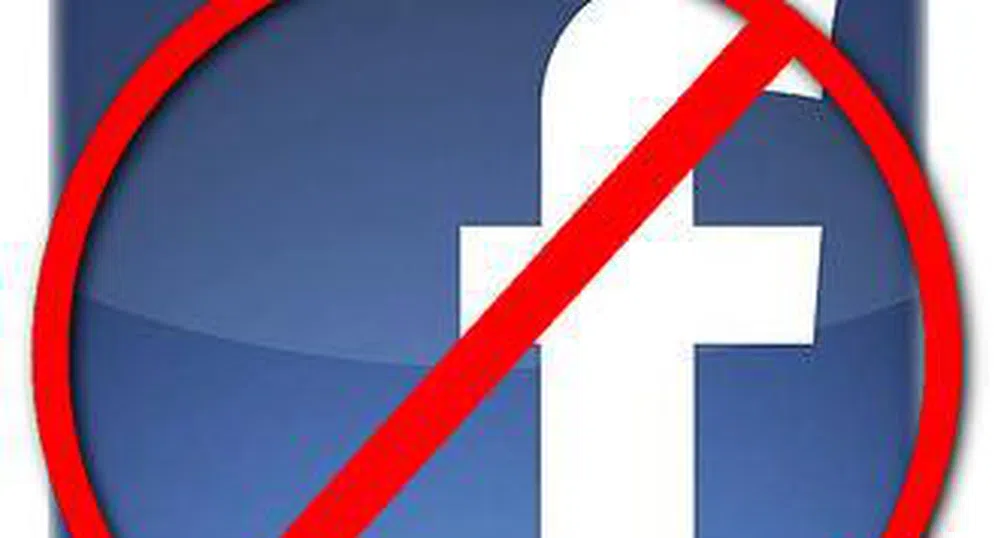 Франция забранява думите Туитър и Фейсбук