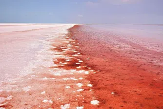 Кървавочервеното езеро Туз в Турция