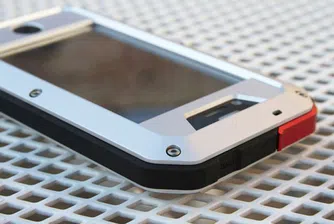 Така изглежда калъф за iPhone 6/6s с марка "Калашников"