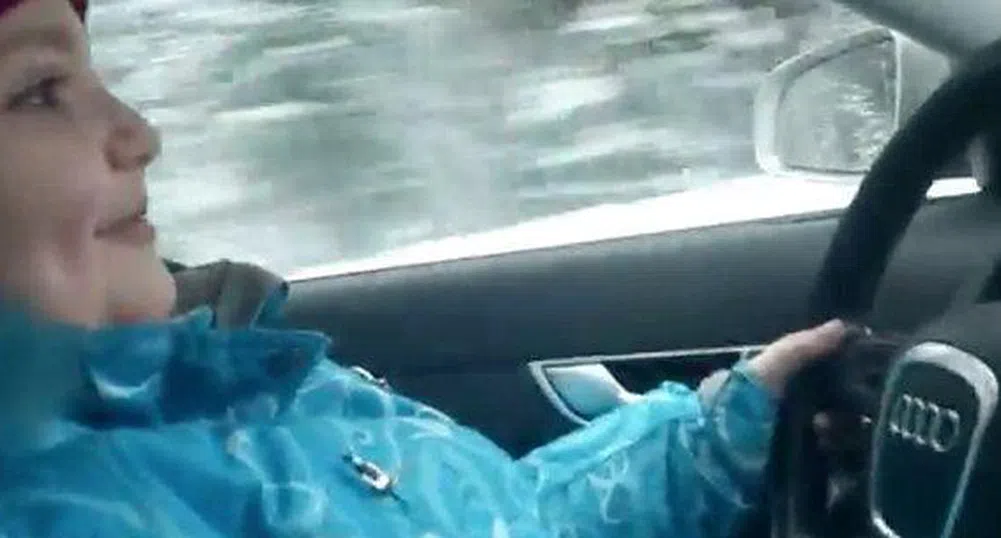 Баща кара 8-годишното си дете да шофира със 100 км/час (видео)