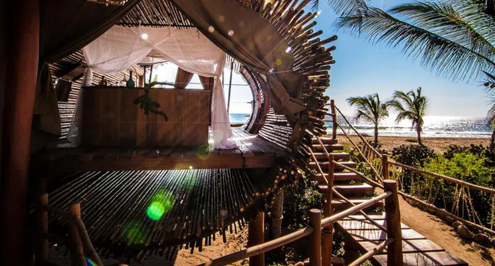 Бамбукова къща от 65 квадрата, захранвана на слънчева енергия