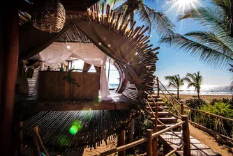 Бамбукова къща от 65 квадрата, захранвана на слънчева енергия