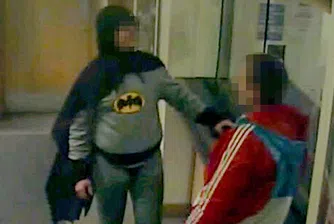 Маскиран като Батман мъж предаде крадец на полицията