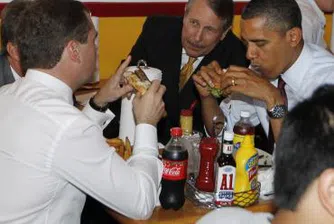 Медведев и Обама хапнаха бургери