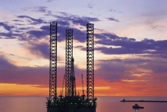 Петролът ограничи най-големия си месечен спад от май насам