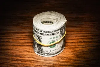 Доларът ближе рани след решението на Фед за лихвите