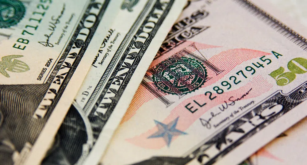 Доларът продължава да поевтинява преди очакваните днес данни