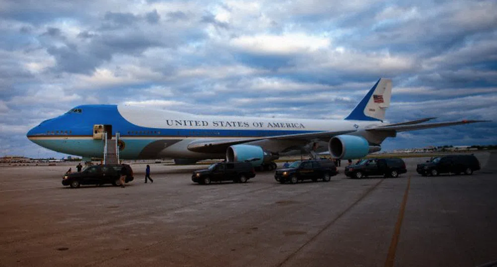 Повреда в самолета на Обама, наложи се да го смени
