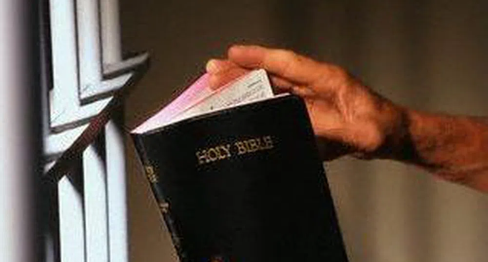 Пияна шофьорка ще чете Библията за наказание
