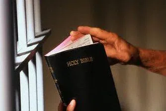 Пияна шофьорка ще чете Библията за наказание