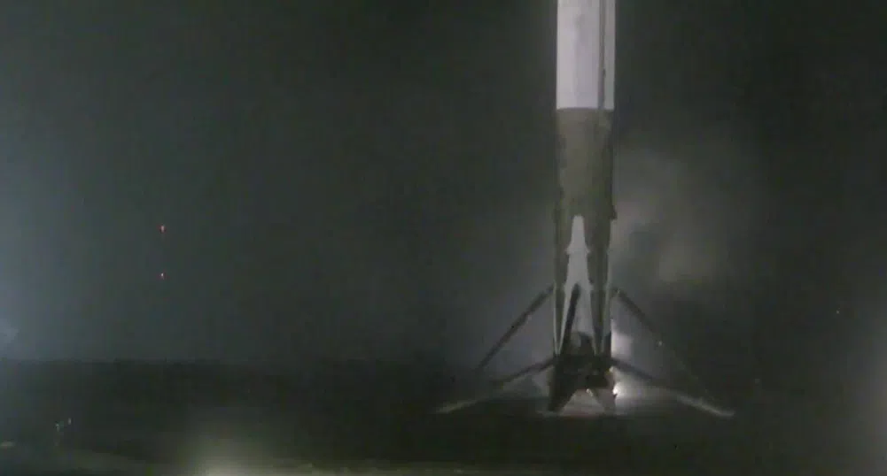 SpaceX успешно прати ракета в орбита и после я приземи на Земята