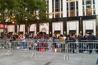 От Ню Йорк: Тези хора ще нощуват навън, чакат за iPhone 6